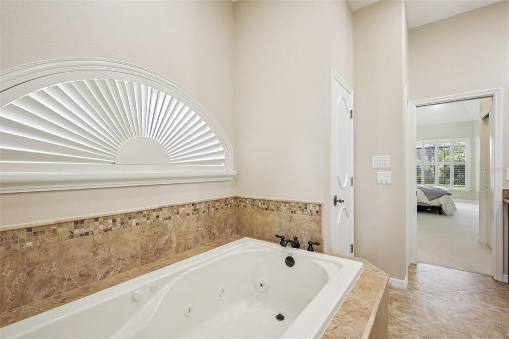 Activo con contrato: $650,000 (5 camas, 3 baños, 2984 Pies cuadrados)