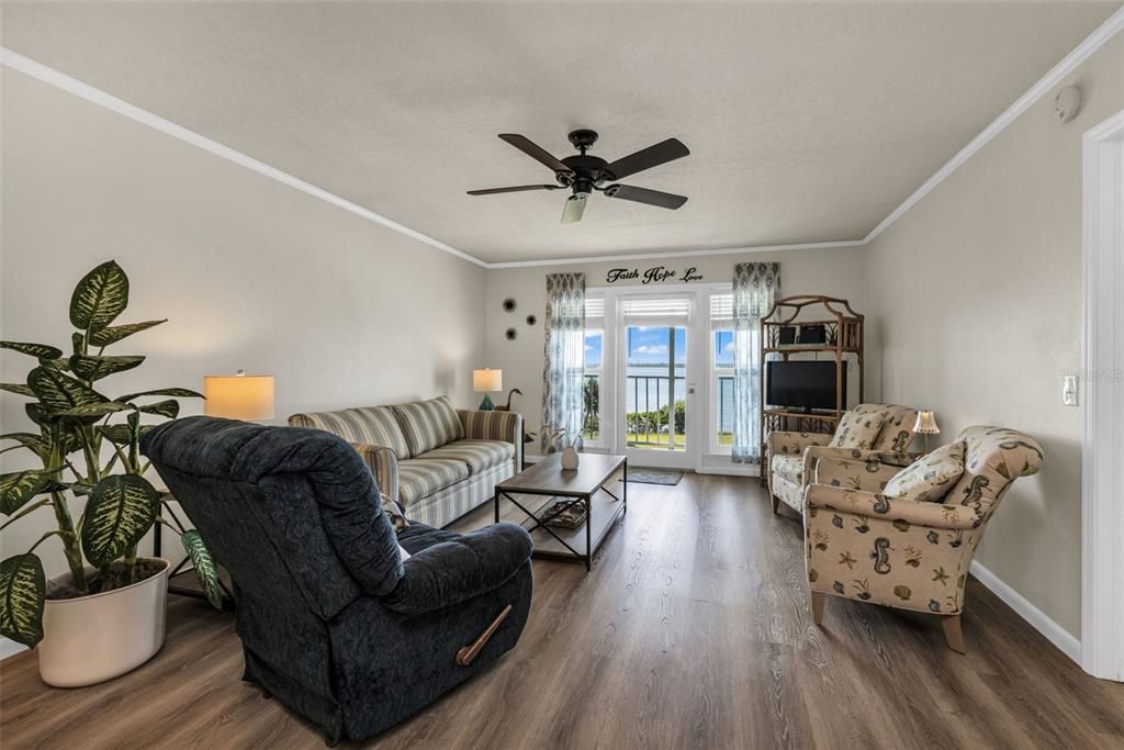 待售: $285,000 (2 贝兹, 2 浴室, 1120 平方英尺)