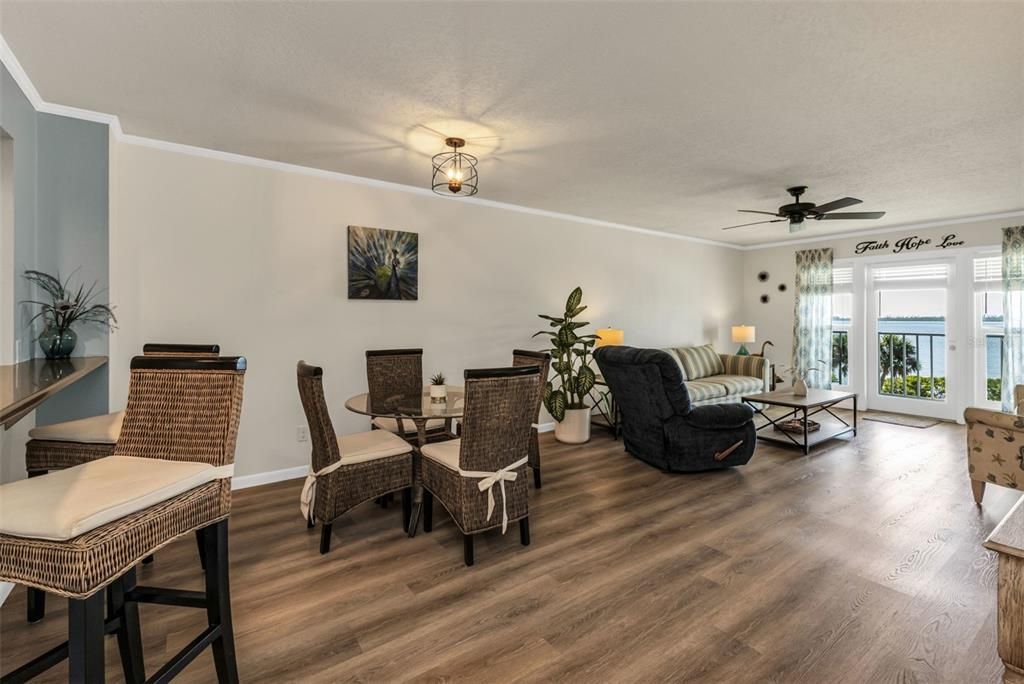 待售: $285,000 (2 贝兹, 2 浴室, 1120 平方英尺)