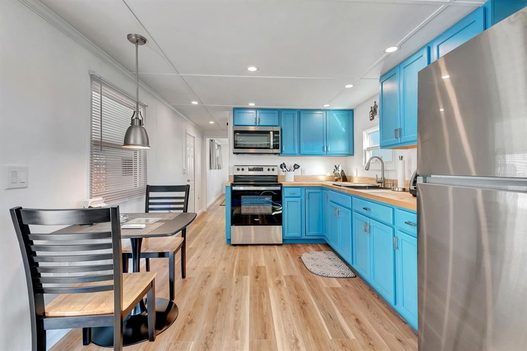 For Sale: $89,900 (1 beds, 1 baths, 460 Square Feet)