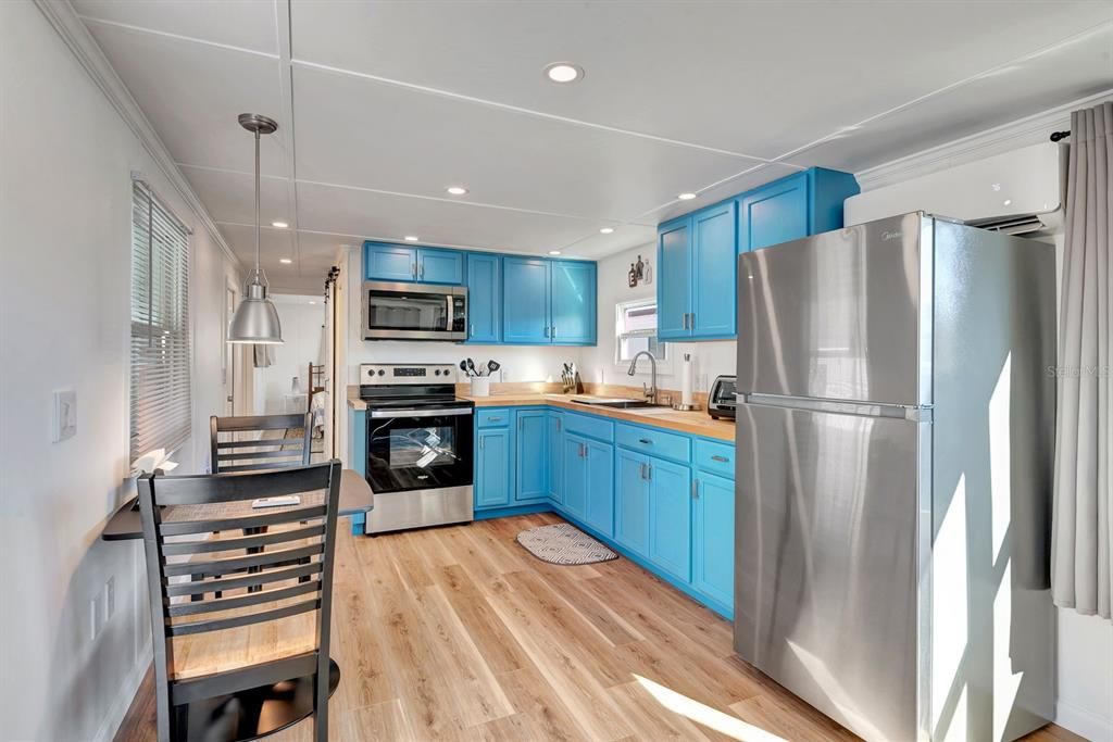 For Sale: $89,900 (1 beds, 1 baths, 460 Square Feet)