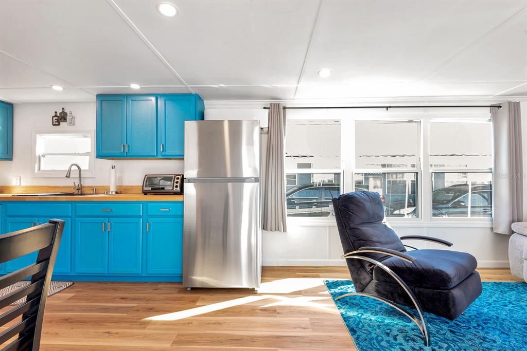 For Sale: $89,900 (1 beds, 1 baths, 460 Square Feet)