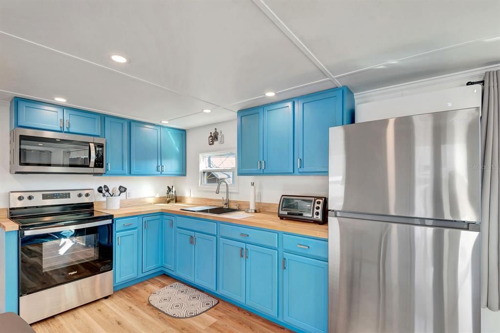 For Sale: $89,900 (1 beds, 1 baths, 460 Square Feet)