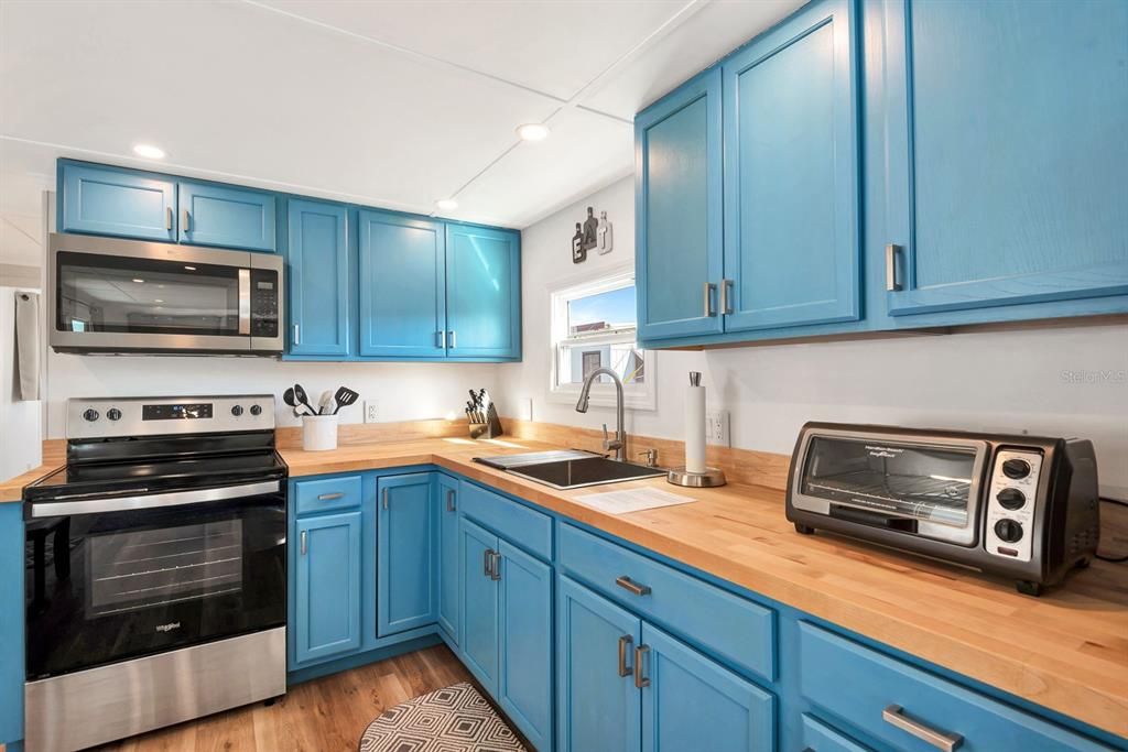 For Sale: $89,900 (1 beds, 1 baths, 460 Square Feet)