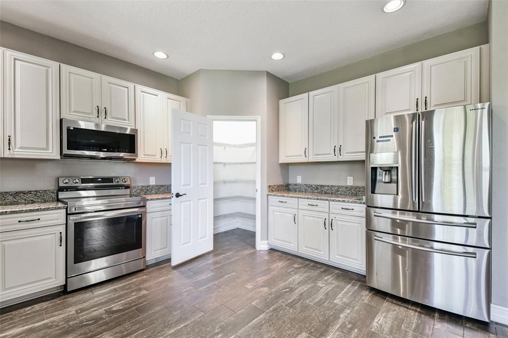 For Rent: $3,200 (4 beds, 3 baths, 2600 Square Feet)