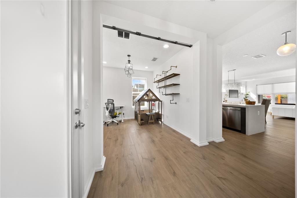 合同活跃: $775,000 (4 贝兹, 3 浴室, 2592 平方英尺)