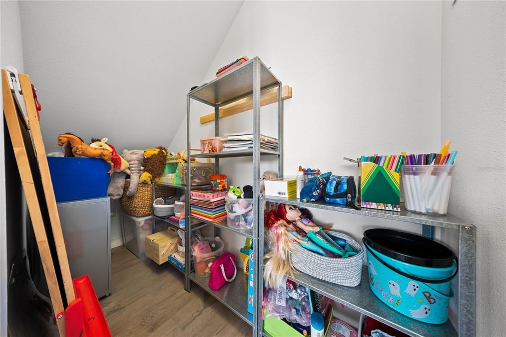 合同活跃: $775,000 (4 贝兹, 3 浴室, 2592 平方英尺)