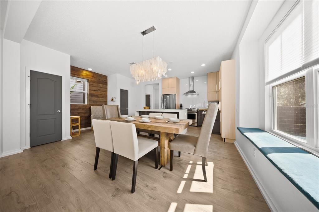 合同活跃: $775,000 (4 贝兹, 3 浴室, 2592 平方英尺)