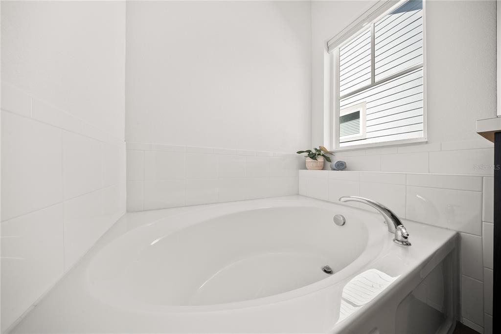 合同活跃: $775,000 (4 贝兹, 3 浴室, 2592 平方英尺)