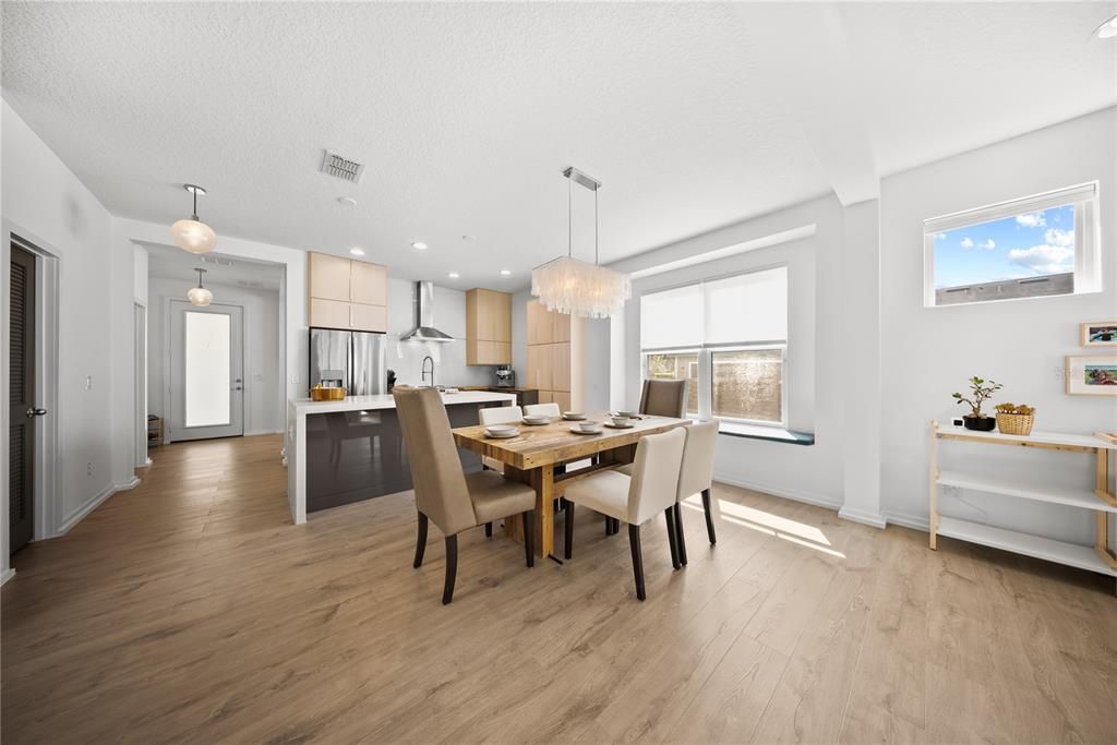 合同活跃: $775,000 (4 贝兹, 3 浴室, 2592 平方英尺)