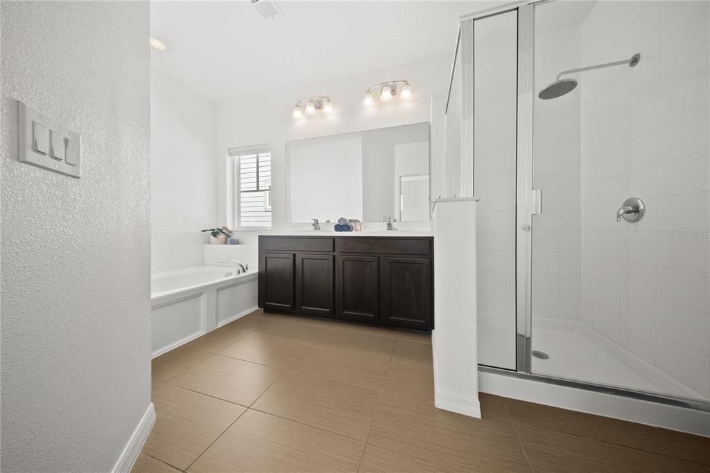 合同活跃: $775,000 (4 贝兹, 3 浴室, 2592 平方英尺)