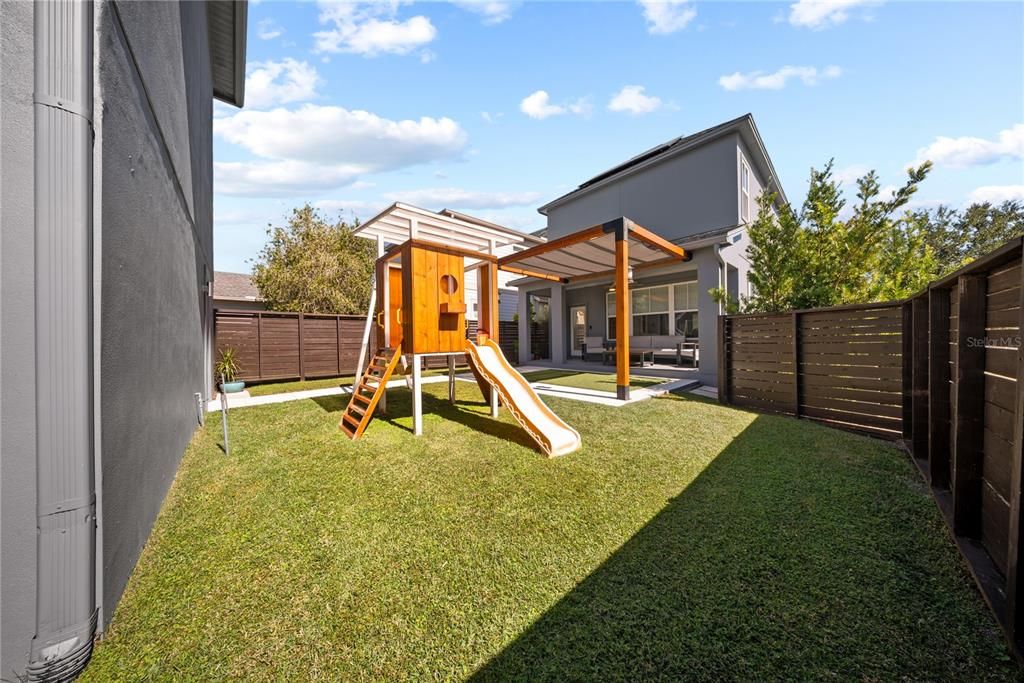 合同活跃: $775,000 (4 贝兹, 3 浴室, 2592 平方英尺)