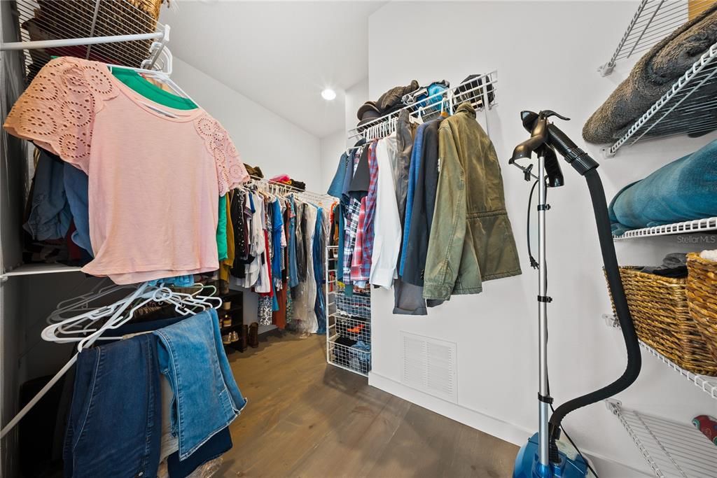 合同活跃: $775,000 (4 贝兹, 3 浴室, 2592 平方英尺)