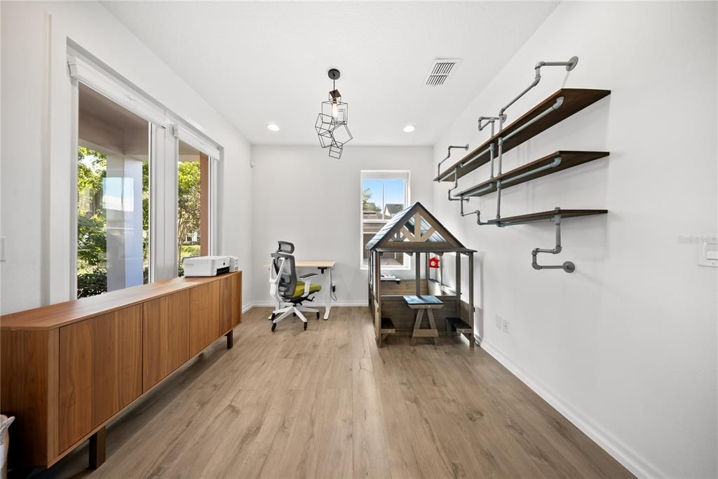 合同活跃: $775,000 (4 贝兹, 3 浴室, 2592 平方英尺)