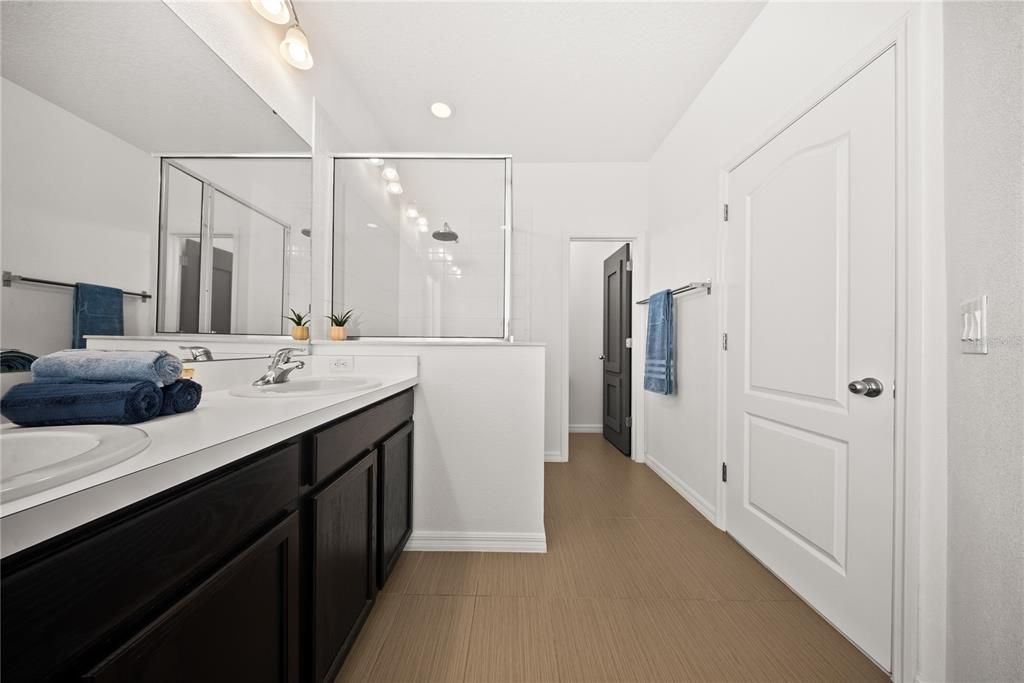 合同活跃: $775,000 (4 贝兹, 3 浴室, 2592 平方英尺)