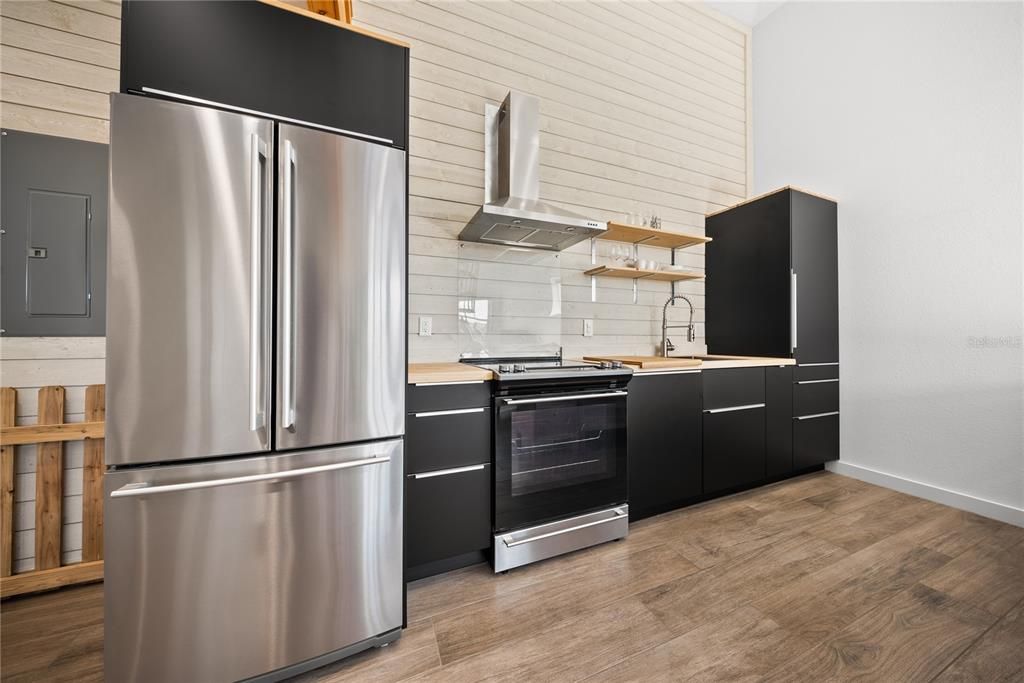 合同活跃: $775,000 (4 贝兹, 3 浴室, 2592 平方英尺)