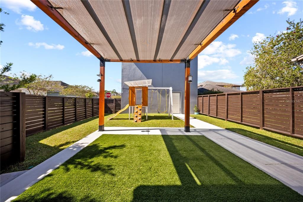 合同活跃: $775,000 (4 贝兹, 3 浴室, 2592 平方英尺)