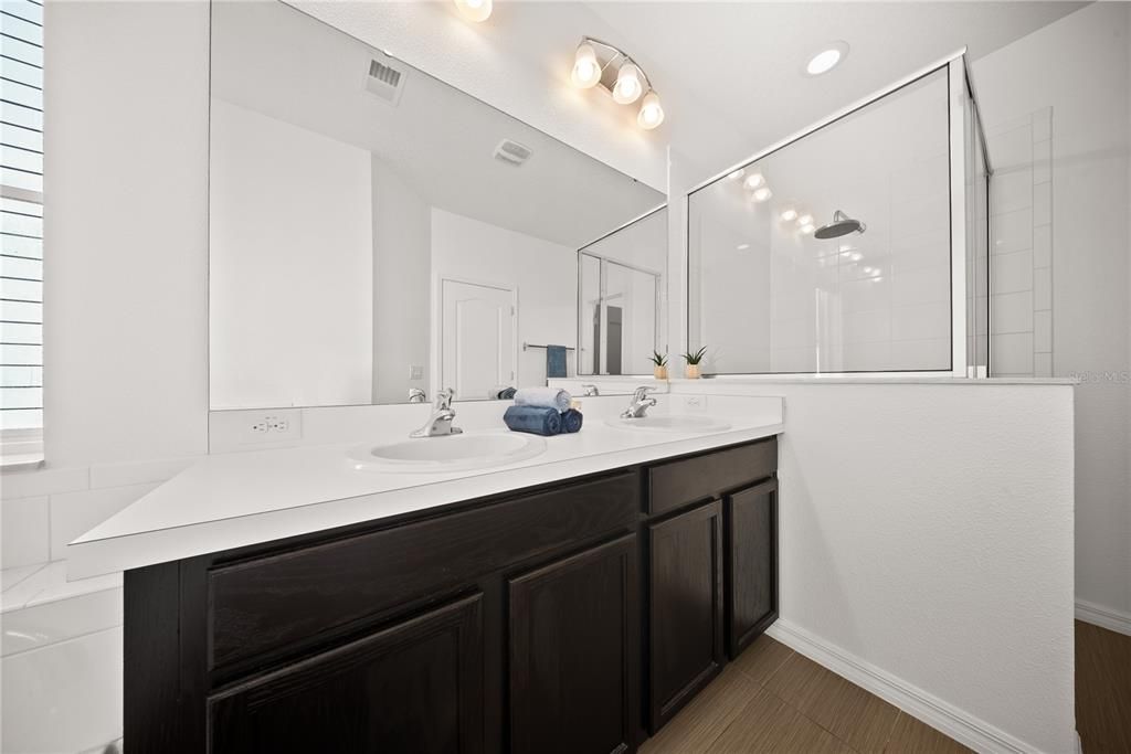 合同活跃: $775,000 (4 贝兹, 3 浴室, 2592 平方英尺)