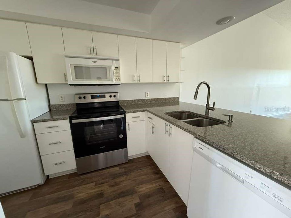 For Rent: $1,700 (2 beds, 2 baths, 935 Square Feet)