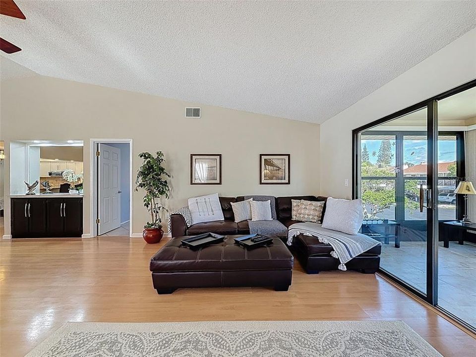 待售: $139,900 (2 贝兹, 2 浴室, 1320 平方英尺)