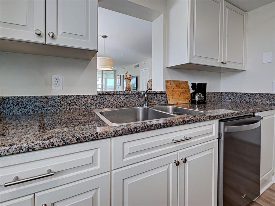 For Sale: $379,000 (2 beds, 2 baths, 972 Square Feet)