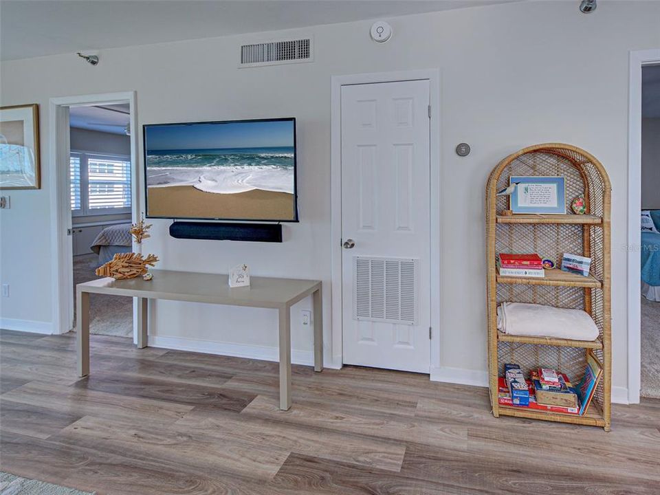 For Sale: $379,000 (2 beds, 2 baths, 972 Square Feet)