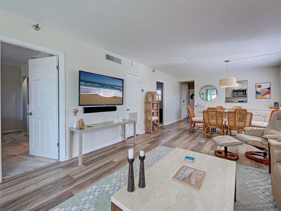 For Sale: $379,000 (2 beds, 2 baths, 972 Square Feet)