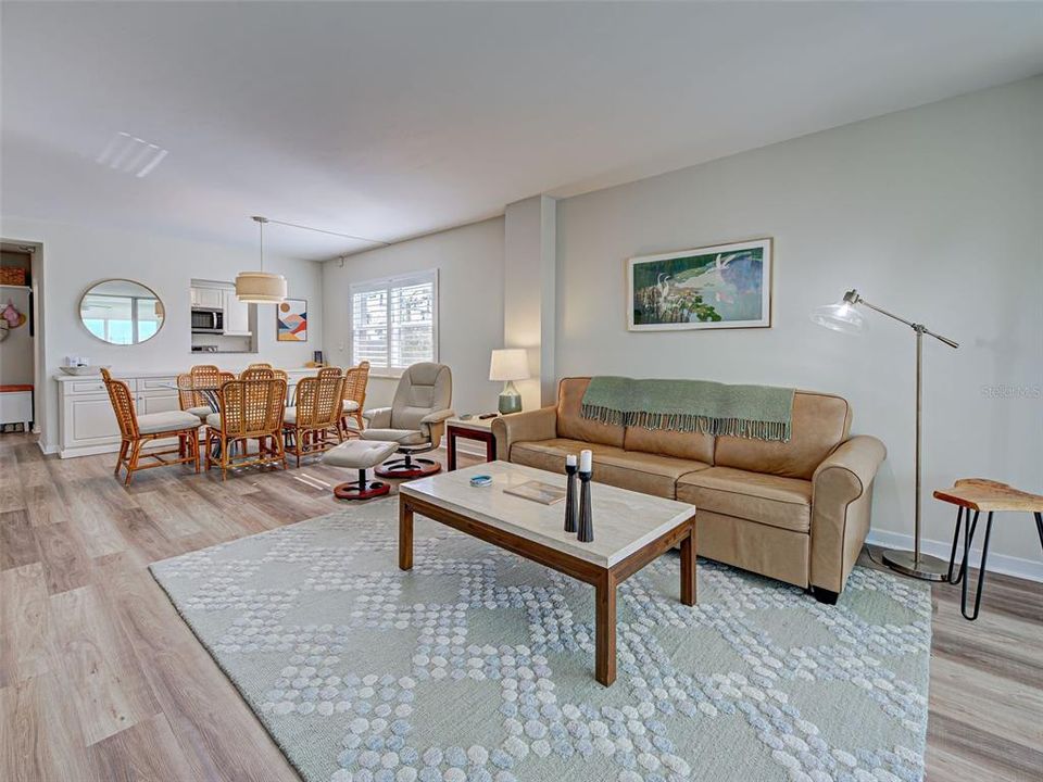 For Sale: $379,000 (2 beds, 2 baths, 972 Square Feet)