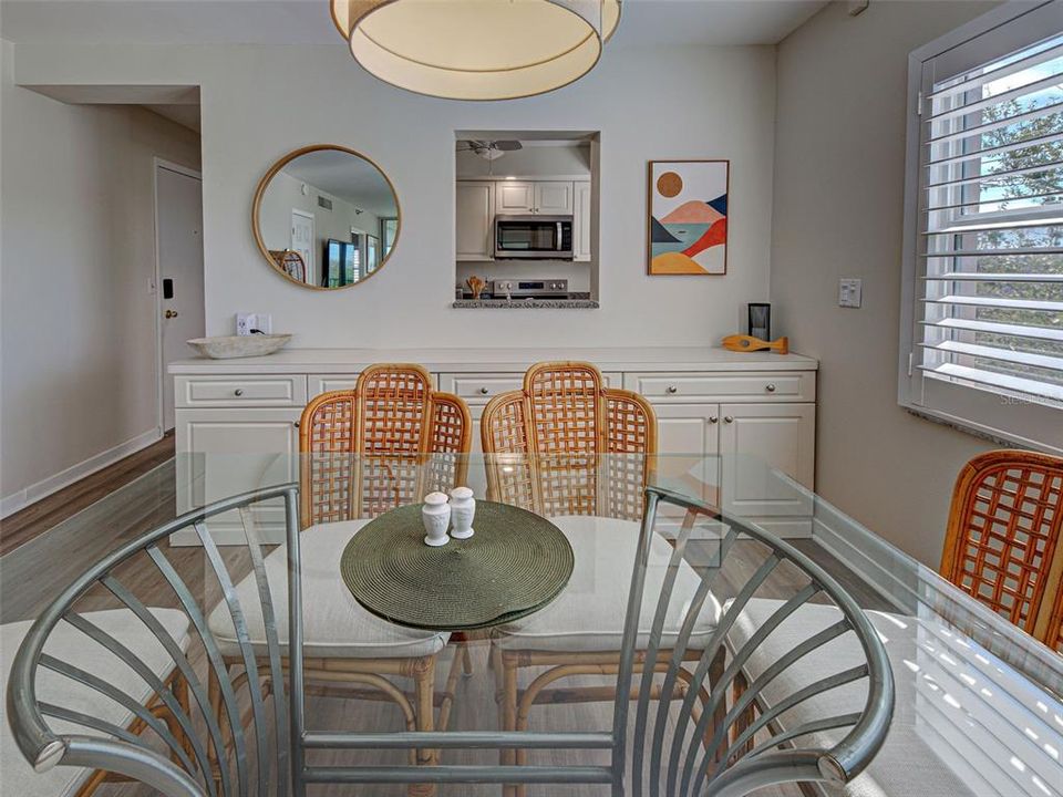 For Sale: $379,000 (2 beds, 2 baths, 972 Square Feet)