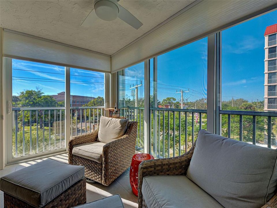 For Sale: $379,000 (2 beds, 2 baths, 972 Square Feet)