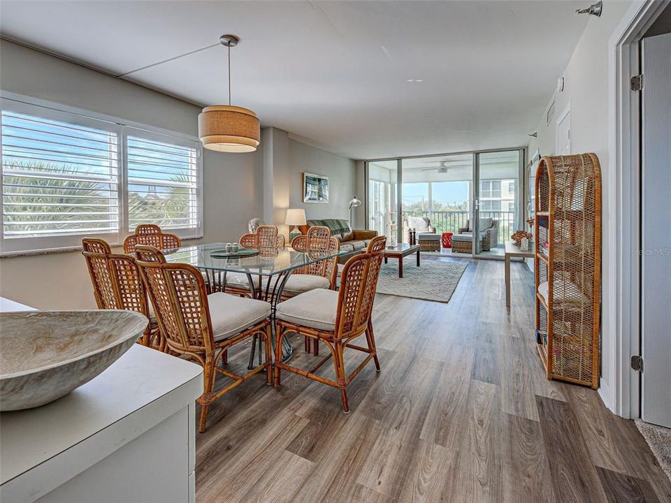 For Sale: $379,000 (2 beds, 2 baths, 972 Square Feet)