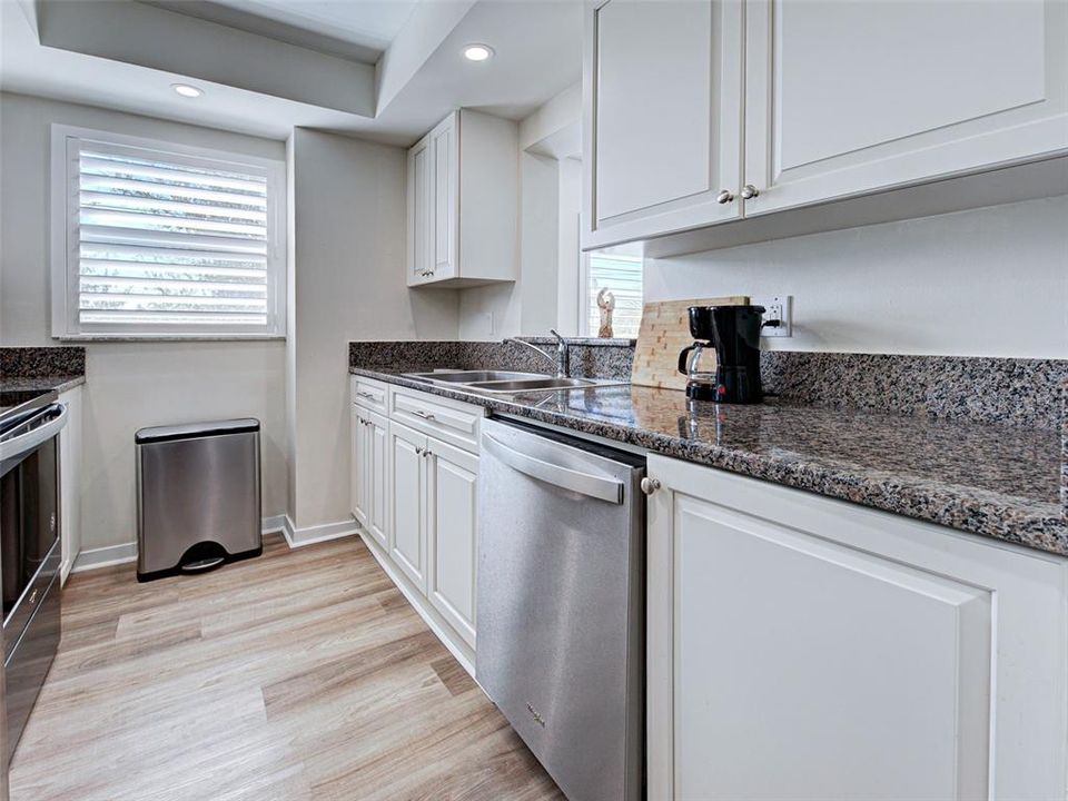 For Sale: $379,000 (2 beds, 2 baths, 972 Square Feet)