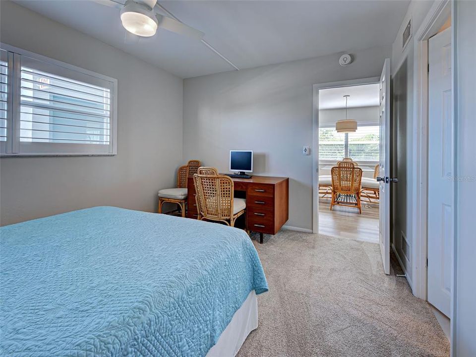 For Sale: $379,000 (2 beds, 2 baths, 972 Square Feet)