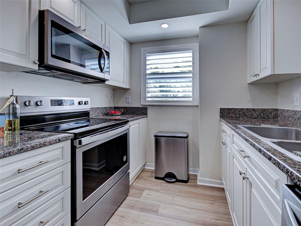 For Sale: $379,000 (2 beds, 2 baths, 972 Square Feet)