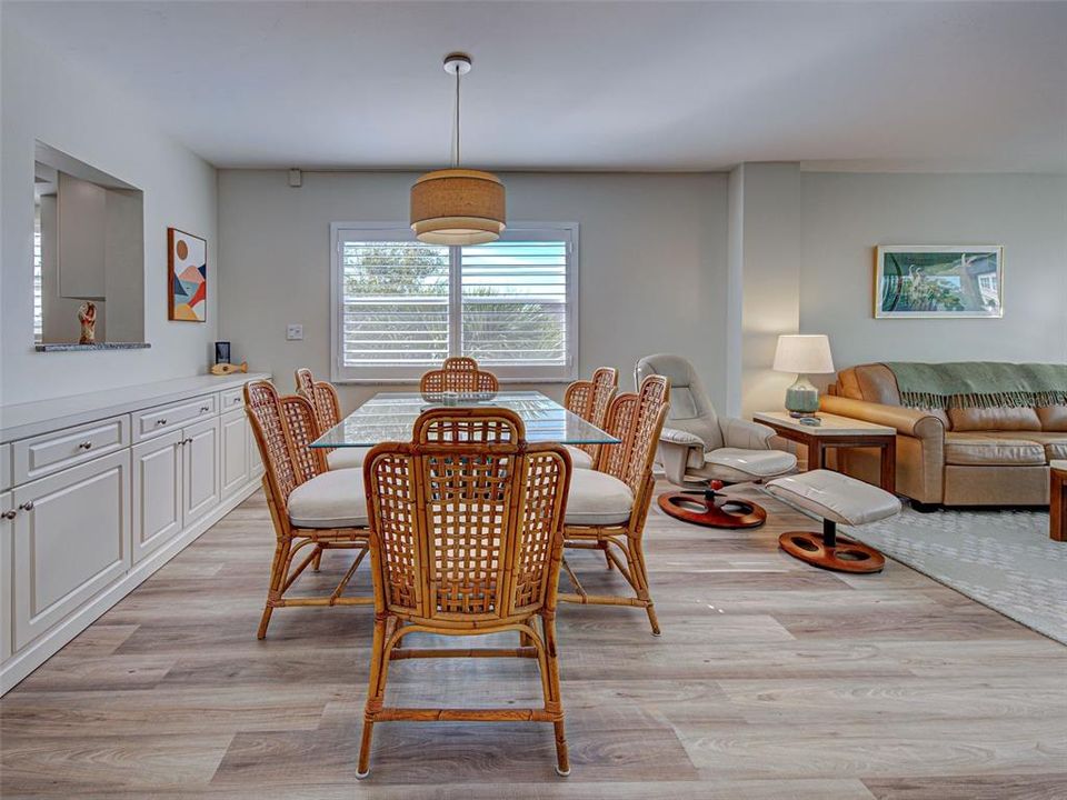 For Sale: $379,000 (2 beds, 2 baths, 972 Square Feet)