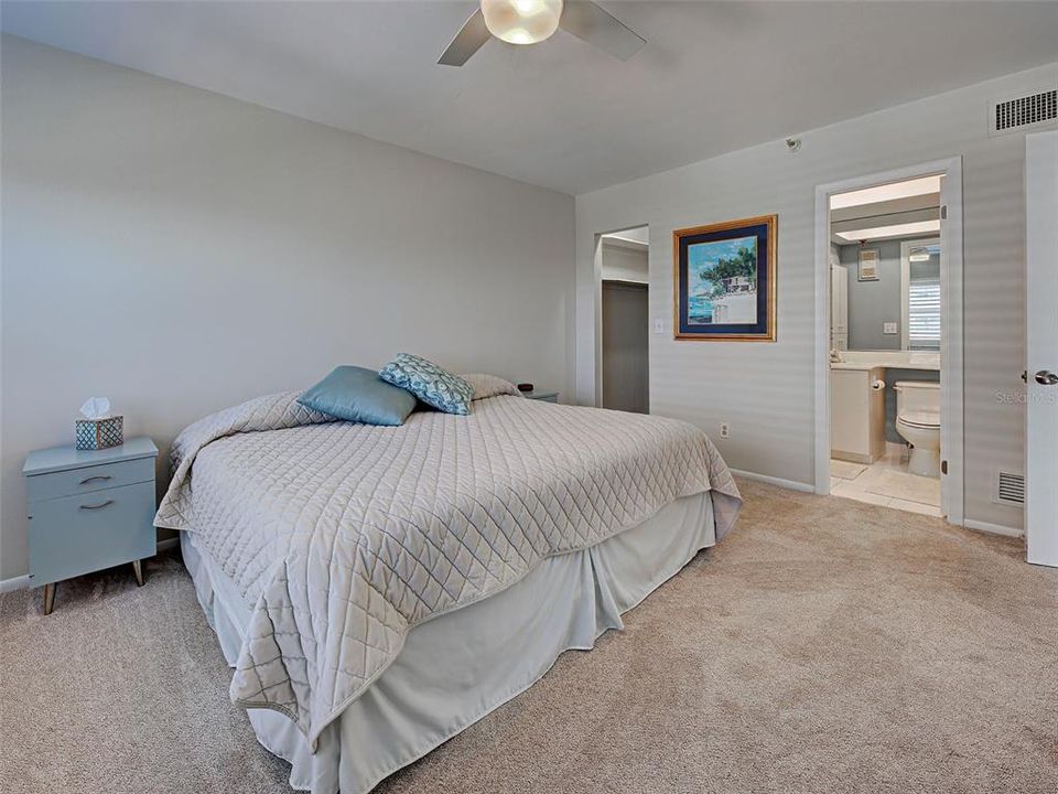 For Sale: $379,000 (2 beds, 2 baths, 972 Square Feet)