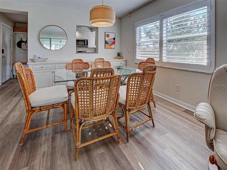 For Sale: $379,000 (2 beds, 2 baths, 972 Square Feet)