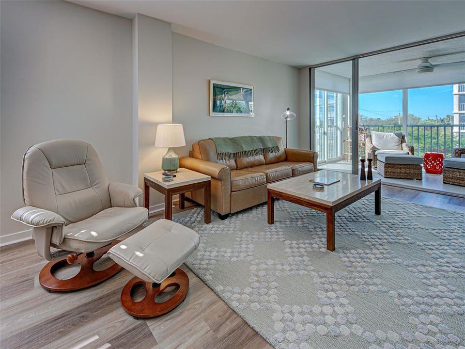 For Sale: $379,000 (2 beds, 2 baths, 972 Square Feet)