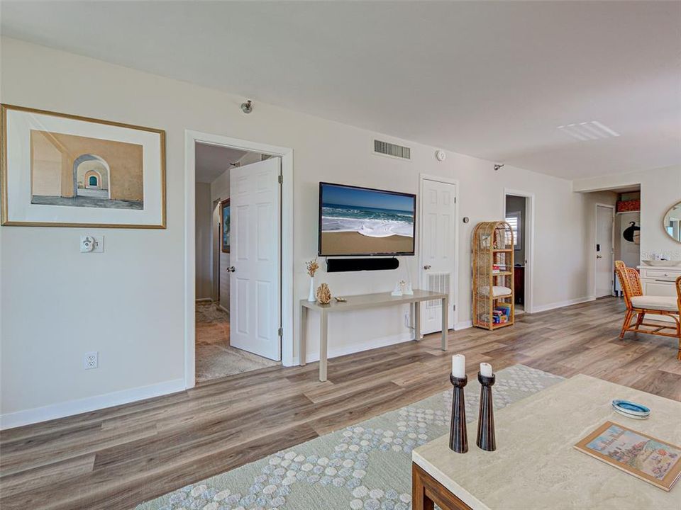 For Sale: $379,000 (2 beds, 2 baths, 972 Square Feet)