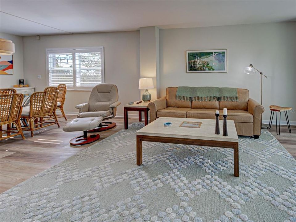 For Sale: $379,000 (2 beds, 2 baths, 972 Square Feet)