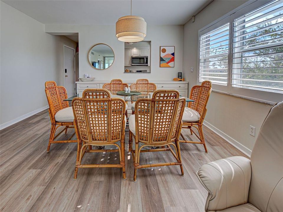 For Sale: $379,000 (2 beds, 2 baths, 972 Square Feet)