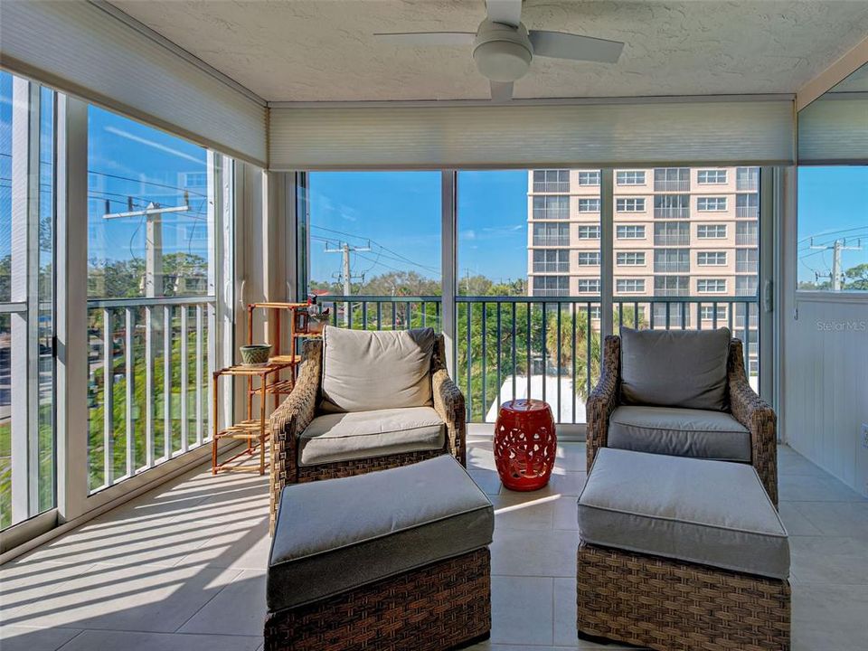 For Sale: $379,000 (2 beds, 2 baths, 972 Square Feet)