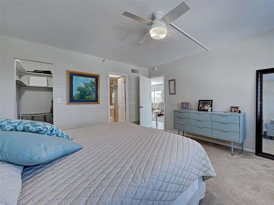 For Sale: $379,000 (2 beds, 2 baths, 972 Square Feet)