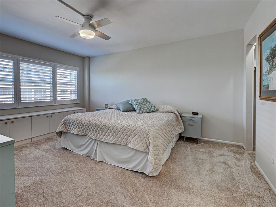 For Sale: $379,000 (2 beds, 2 baths, 972 Square Feet)