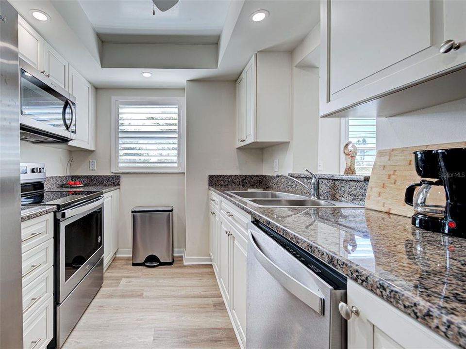 For Sale: $379,000 (2 beds, 2 baths, 972 Square Feet)