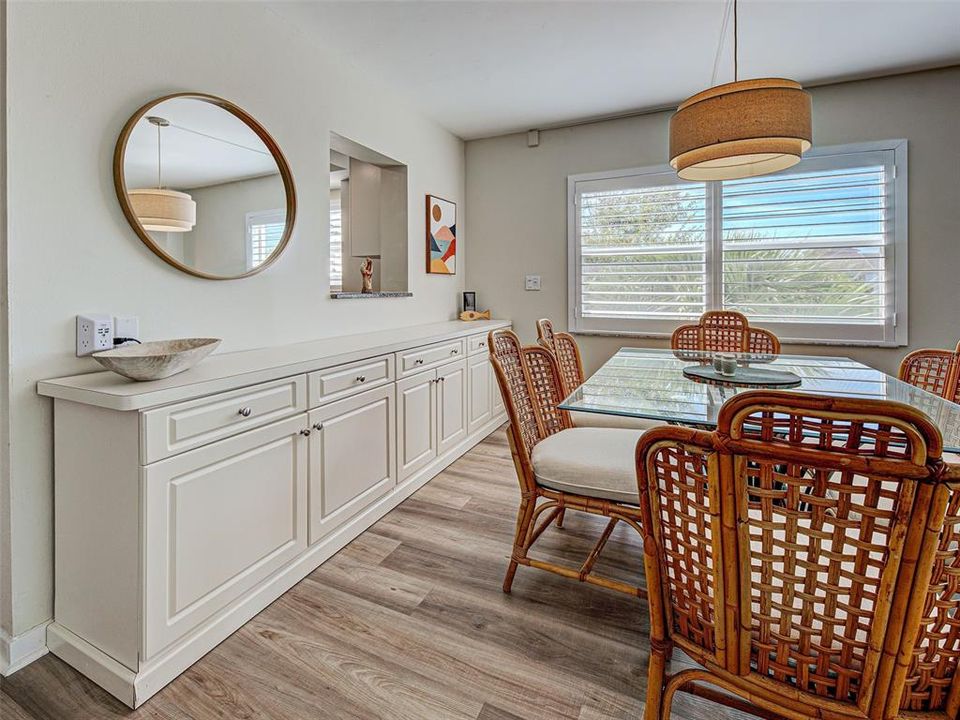 For Sale: $379,000 (2 beds, 2 baths, 972 Square Feet)