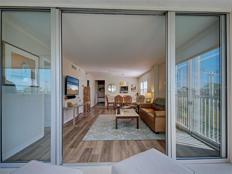 For Sale: $379,000 (2 beds, 2 baths, 972 Square Feet)