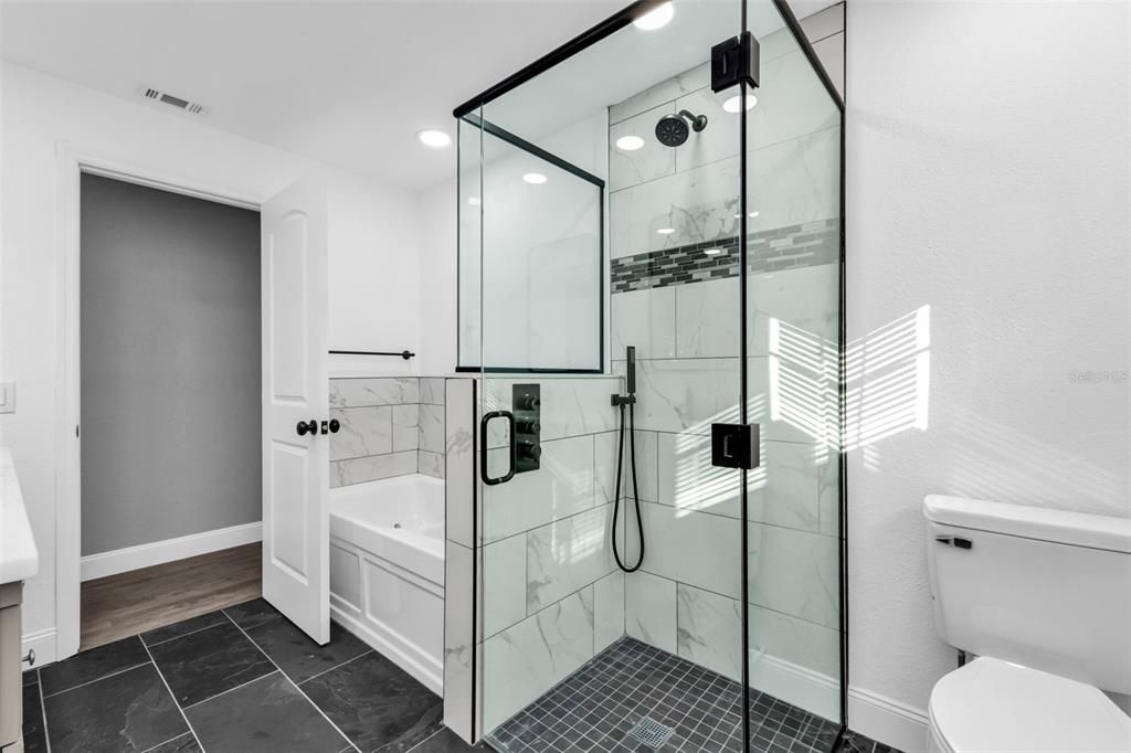 Active With Contract: $279,900 (3 beds, 2 baths, 1782 Square Feet)