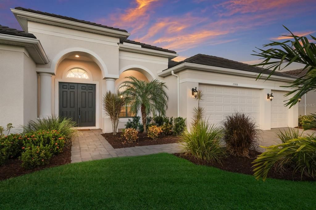 Active With Contract: $875,000 (3 beds, 3 baths, 2470 Square Feet)