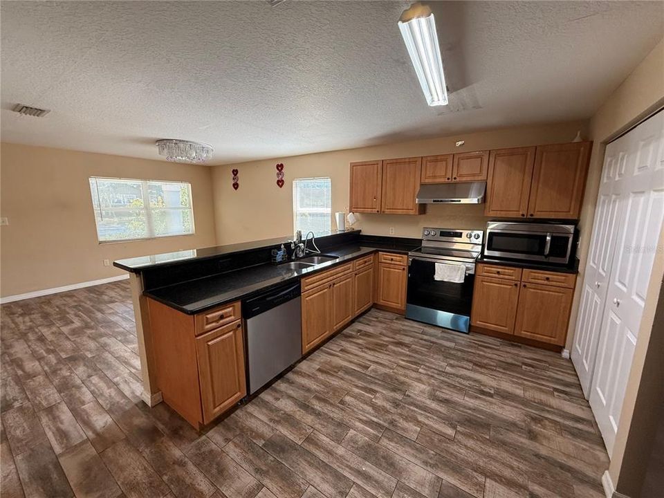 For Rent: $2,100 (3 beds, 2 baths, 1440 Square Feet)